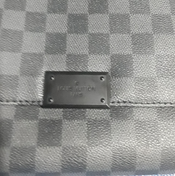 AUTHENTIC Louis-Vuitton District Damier unisex NWT - Picture 3 of 7